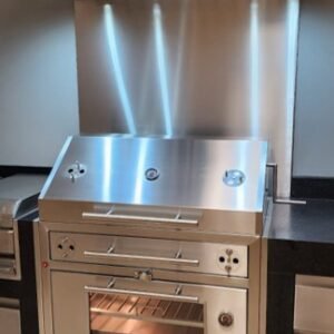 Testimonio de cliente con cocina a medida en acero inoxidable fabricada por PROGRILL, mostrando diseño y acabados premium