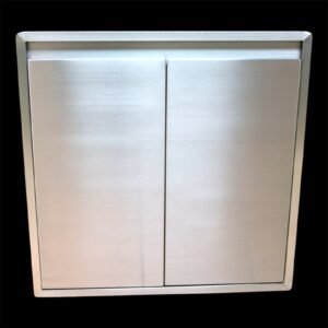 Puertas a medida en acero inoxidable con marco exterior, doble forro aislado y bisagras de cierre lento, fabricadas por PROGRILL